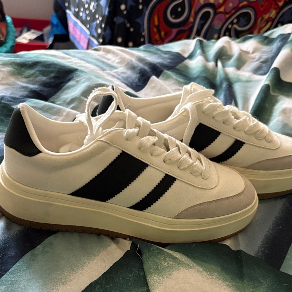 Classic White and Black Woman Sneakers